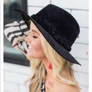 TELL THE WORLD VELVET HAT